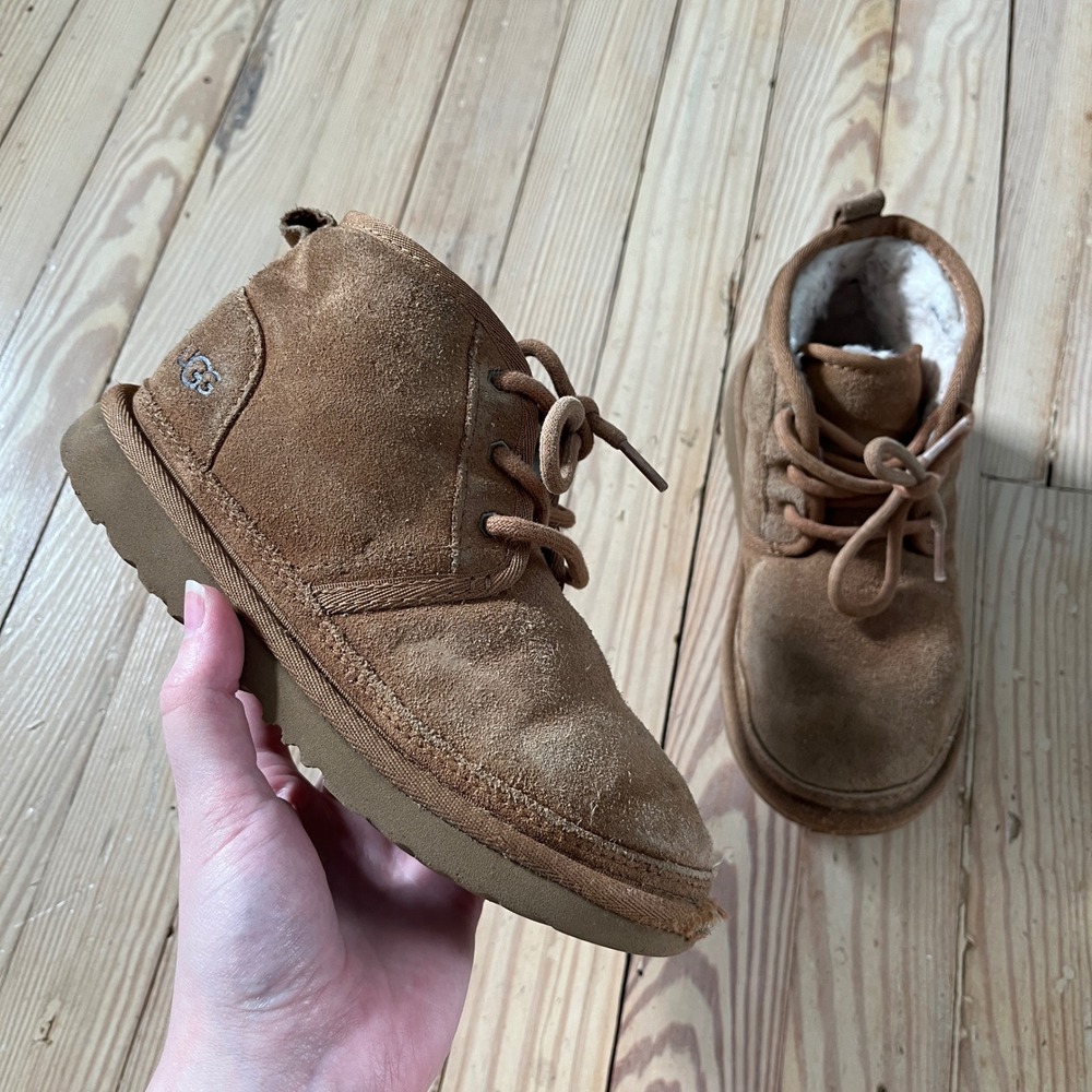 UGG Neumel Chukka Boots Kids Size 2 Chestnut Brown Suede Lace Up Ankle Boot